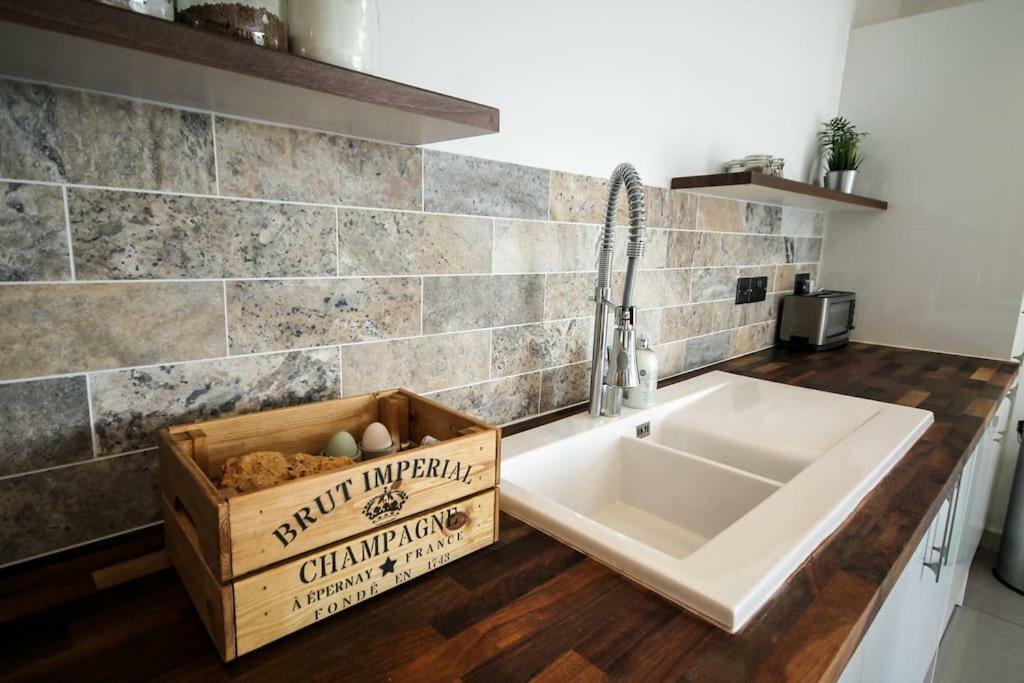 Clover Cottage Beeley Extérieur photo